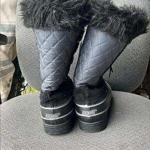 Khombu Women's Black Quilted Winter Boots